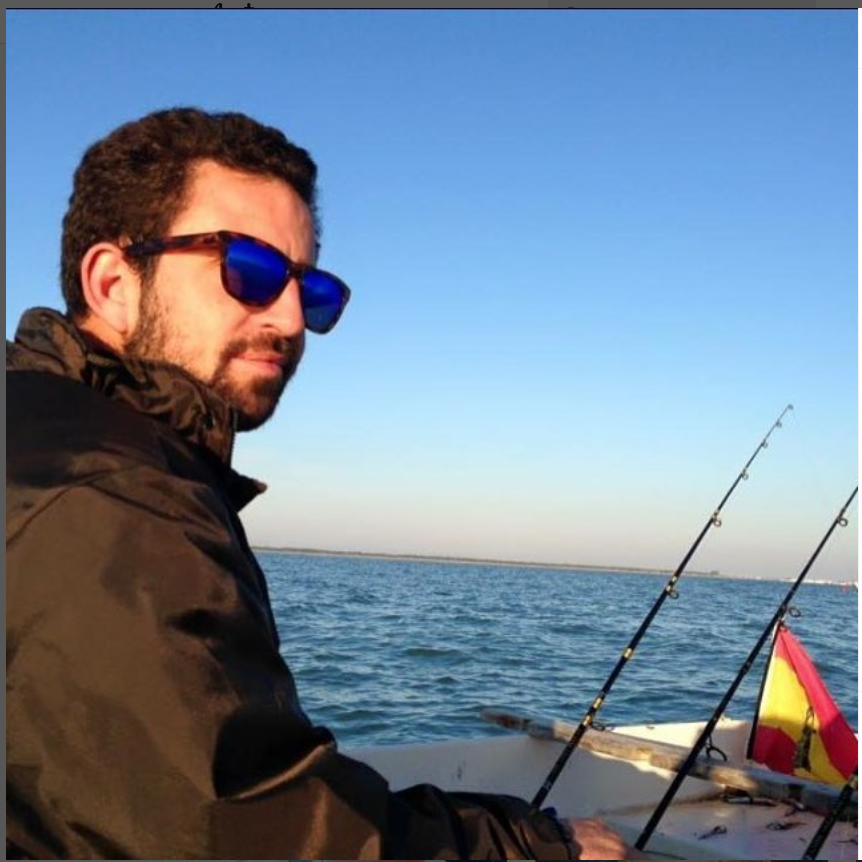 Hugo pescando en el mar